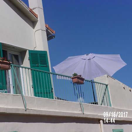 Stud Terras Ville Corniche 2 Pers Stat Gratuit Rue Modif Suivt Possib Et Accord Exclusif Marsella Exterior foto
